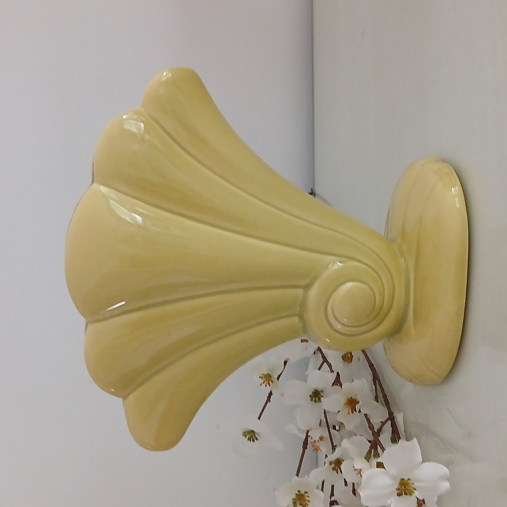 Red Wing 892 USA Vibrant Chartreuse / Gray Fan Nautilus Shell Deco Vase 7.5"